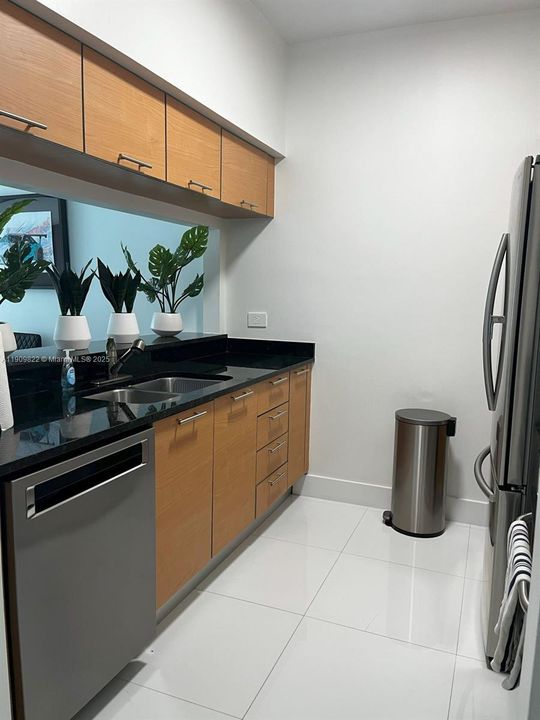 出租: $3,300 (1 贝兹, 1 浴室, 775 平方英尺)