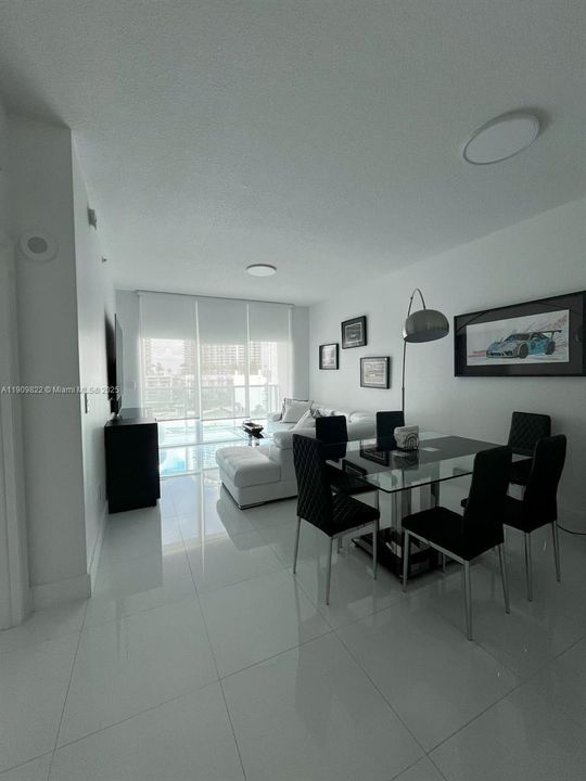 出租: $3,300 (1 贝兹, 1 浴室, 775 平方英尺)