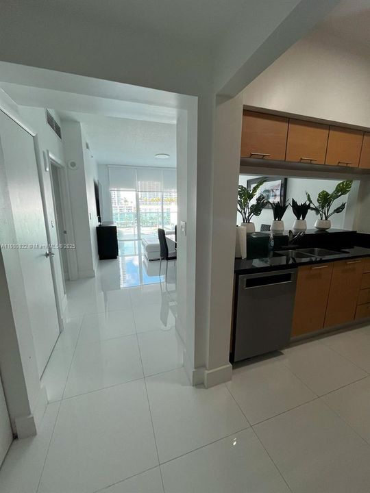 出租: $3,300 (1 贝兹, 1 浴室, 775 平方英尺)