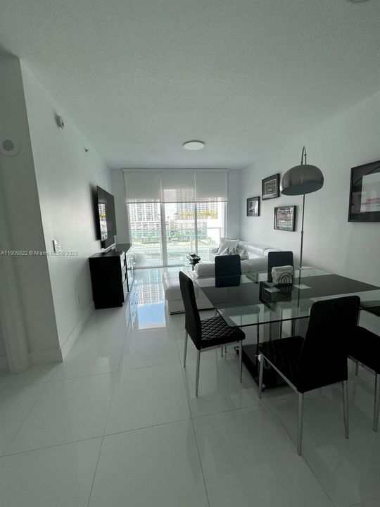 出租: $3,300 (1 贝兹, 1 浴室, 775 平方英尺)