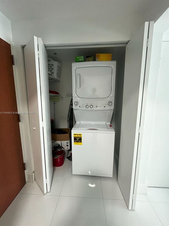 出租: $3,300 (1 贝兹, 1 浴室, 775 平方英尺)