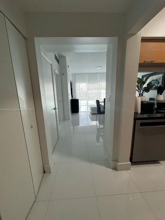 出租: $3,300 (1 贝兹, 1 浴室, 775 平方英尺)