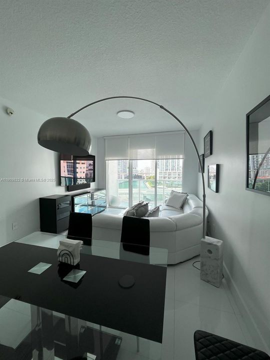 出租: $3,300 (1 贝兹, 1 浴室, 775 平方英尺)