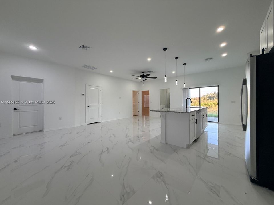 出租: $2,300 (3 贝兹, 2 浴室, 0 平方英尺)