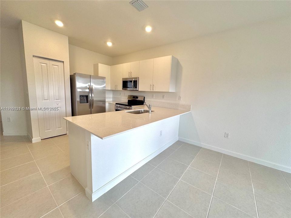 В аренду: $2,650 (3 спален, 2 ванн, 1331 Квадратных фут)