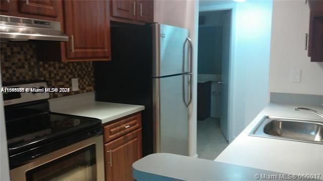 For Rent: $1,700 (1 beds, 1 baths, 695 Square Feet)