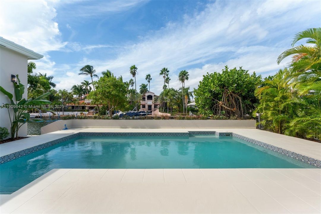 For Rent: $19,750 (6 beds, 5 baths, 3957 Square Feet)