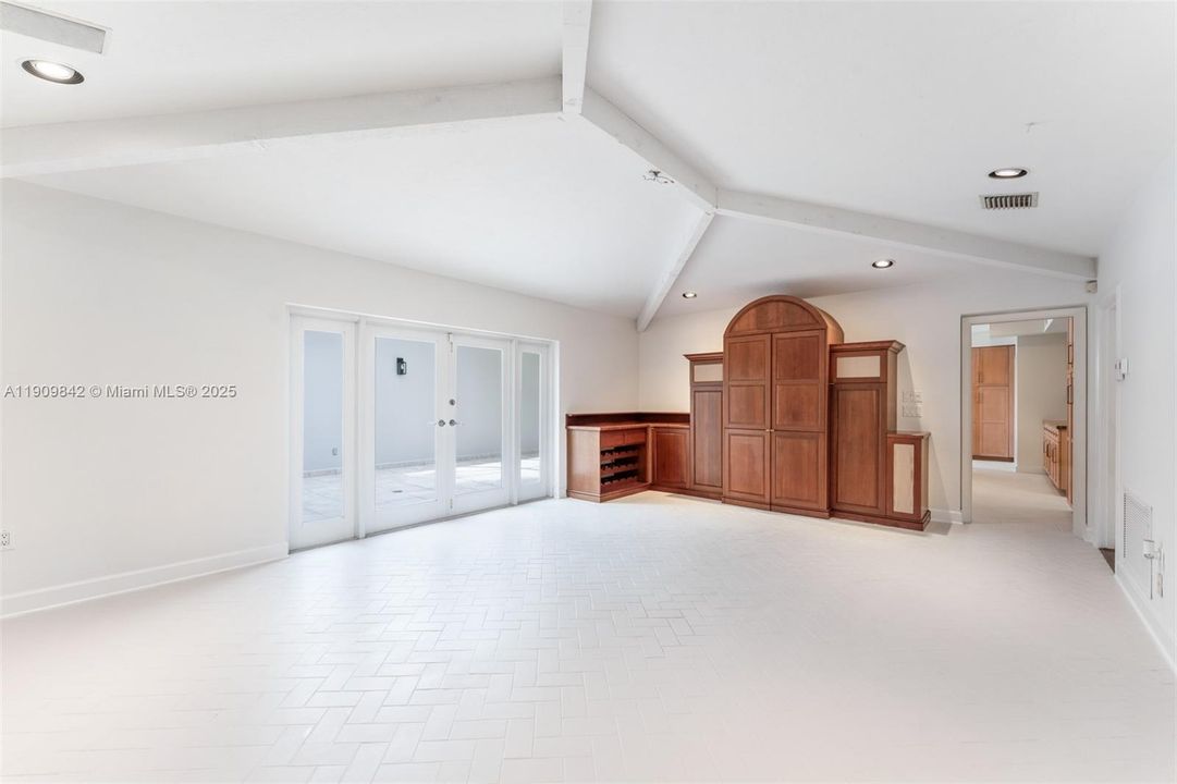 For Rent: $19,750 (6 beds, 5 baths, 3957 Square Feet)