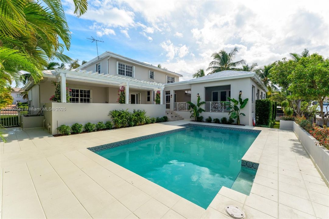 For Rent: $19,750 (6 beds, 5 baths, 3957 Square Feet)