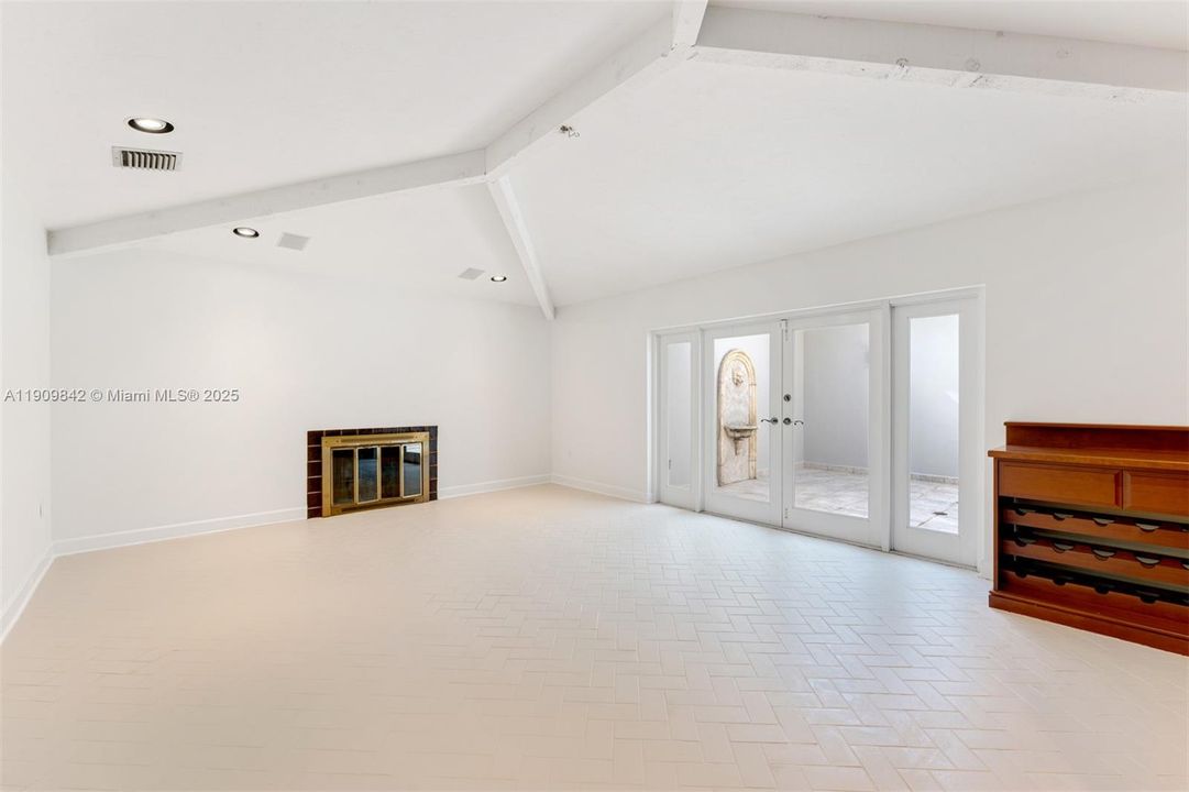 For Rent: $19,750 (6 beds, 5 baths, 3957 Square Feet)