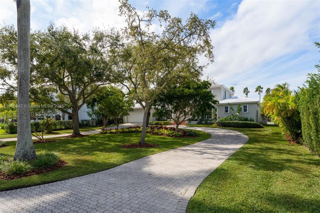 For Rent: $19,750 (6 beds, 5 baths, 3957 Square Feet)