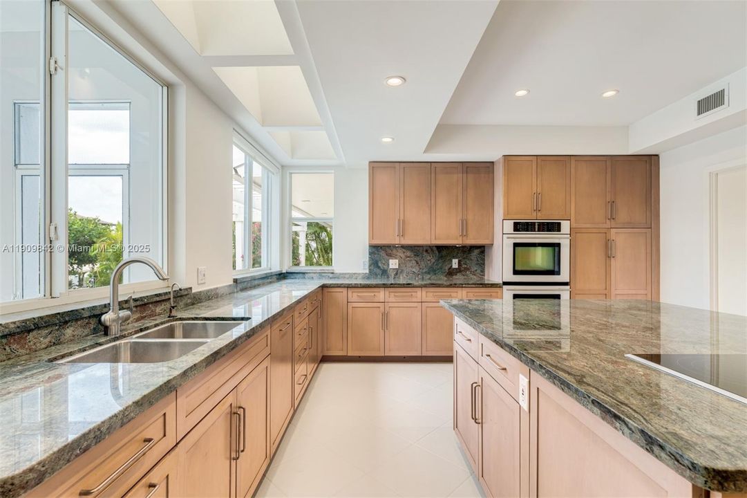 For Rent: $19,750 (6 beds, 5 baths, 3957 Square Feet)