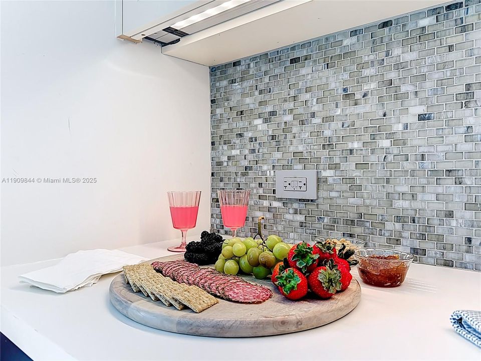 Active With Contract: $4,750 (2 beds, 2 baths, 1200 Square Feet)