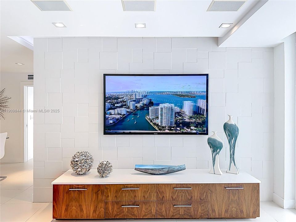 Active With Contract: $4,750 (2 beds, 2 baths, 1200 Square Feet)