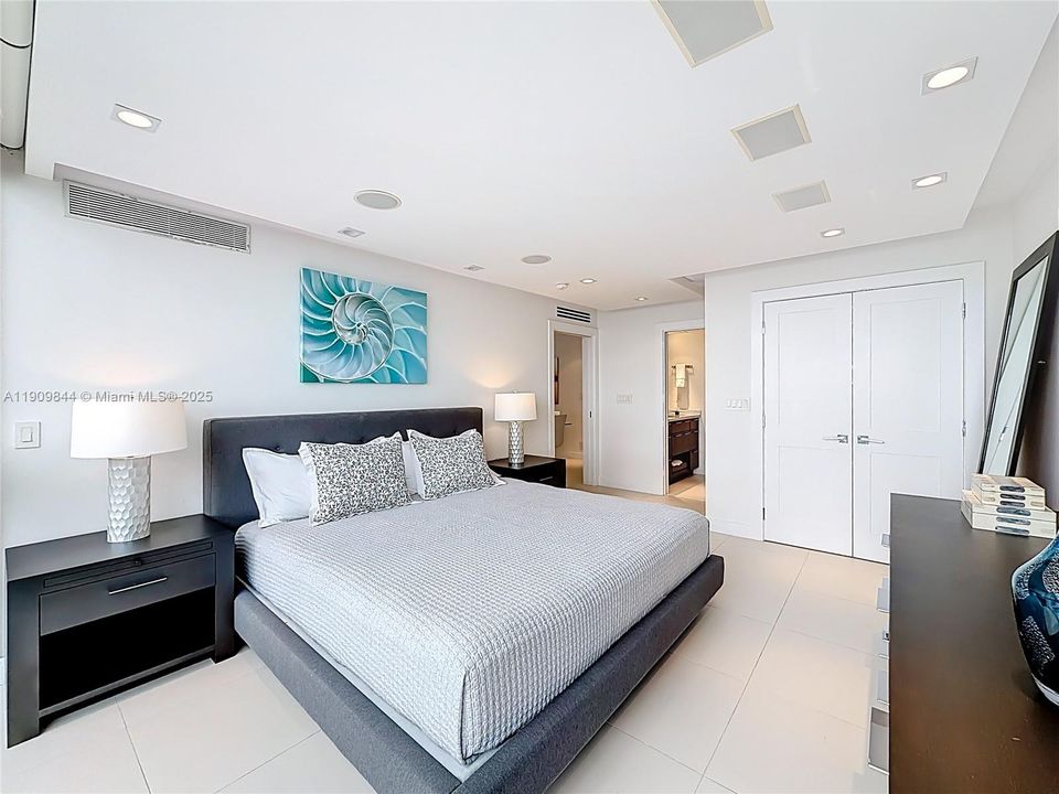 Active With Contract: $4,750 (2 beds, 2 baths, 1200 Square Feet)