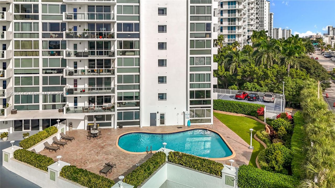 Active With Contract: $4,750 (2 beds, 2 baths, 1200 Square Feet)