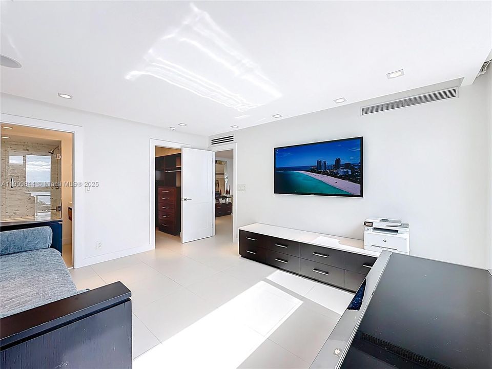 Active With Contract: $4,750 (2 beds, 2 baths, 1200 Square Feet)