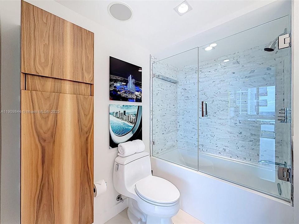 Active With Contract: $4,750 (2 beds, 2 baths, 1200 Square Feet)