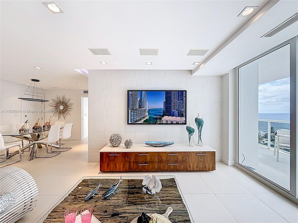 Active With Contract: $4,750 (2 beds, 2 baths, 1200 Square Feet)