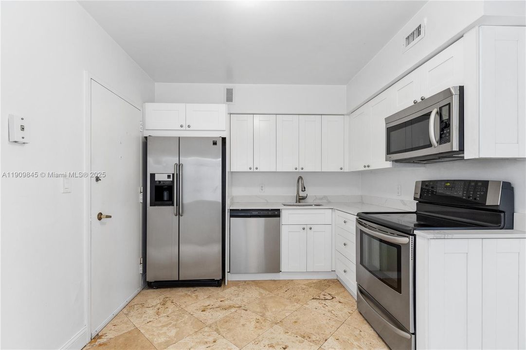 For Rent: $3,200 (2 beds, 2 baths, 1030 Square Feet)