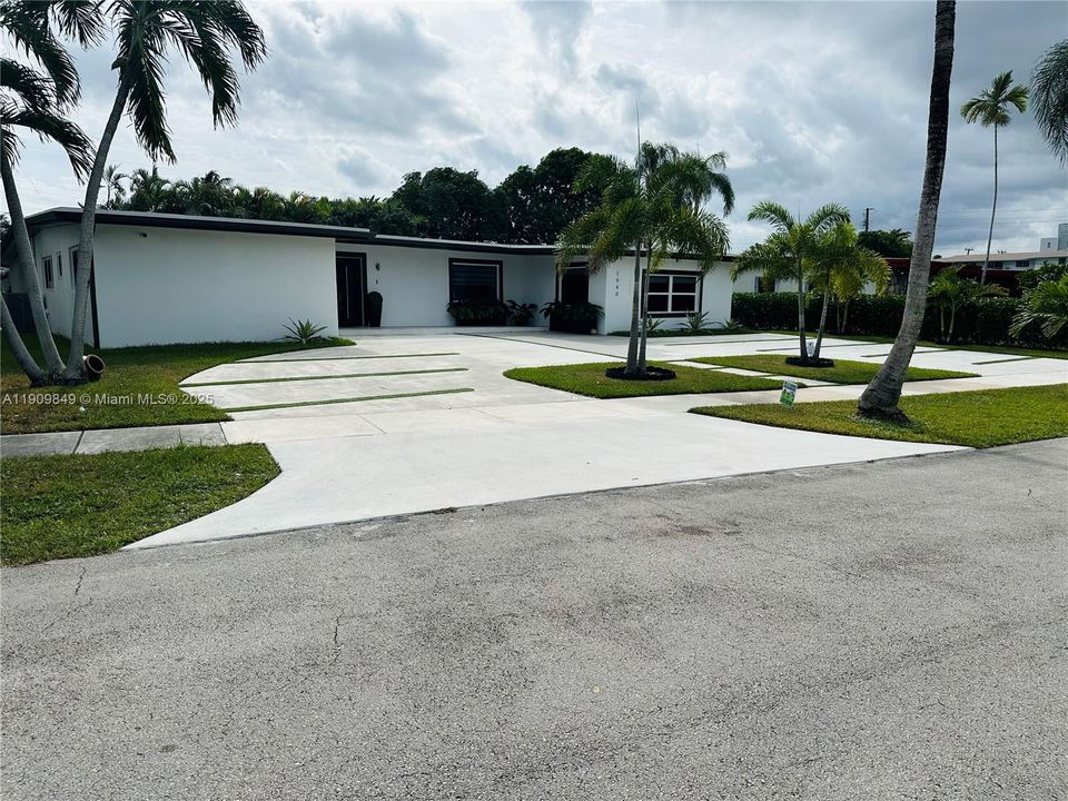 For Sale: $1,799,999 (4 beds, 2 baths, 2675 Square Feet)