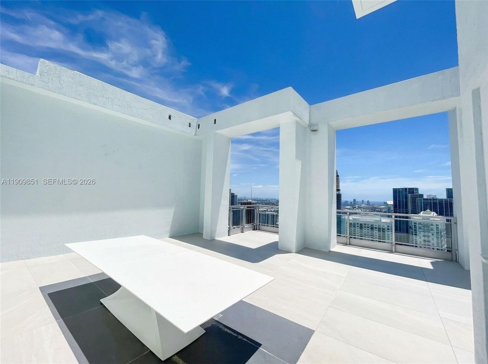 出租: $11,500 (2 贝兹, 3 浴室, 2107 平方英尺)