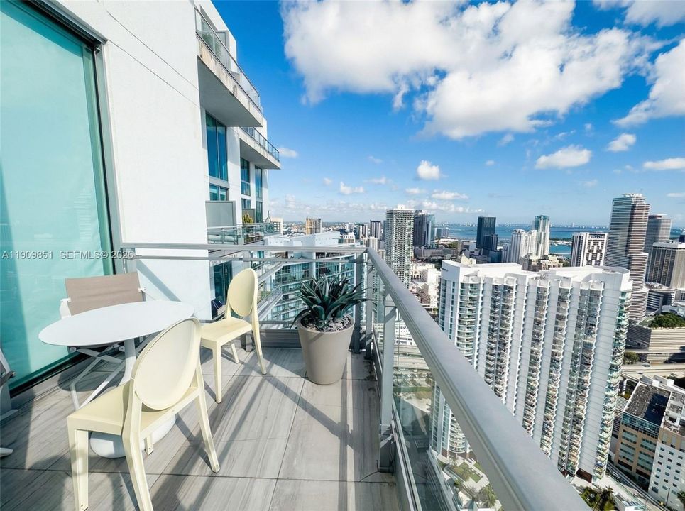 出租: $11,500 (2 贝兹, 3 浴室, 2107 平方英尺)