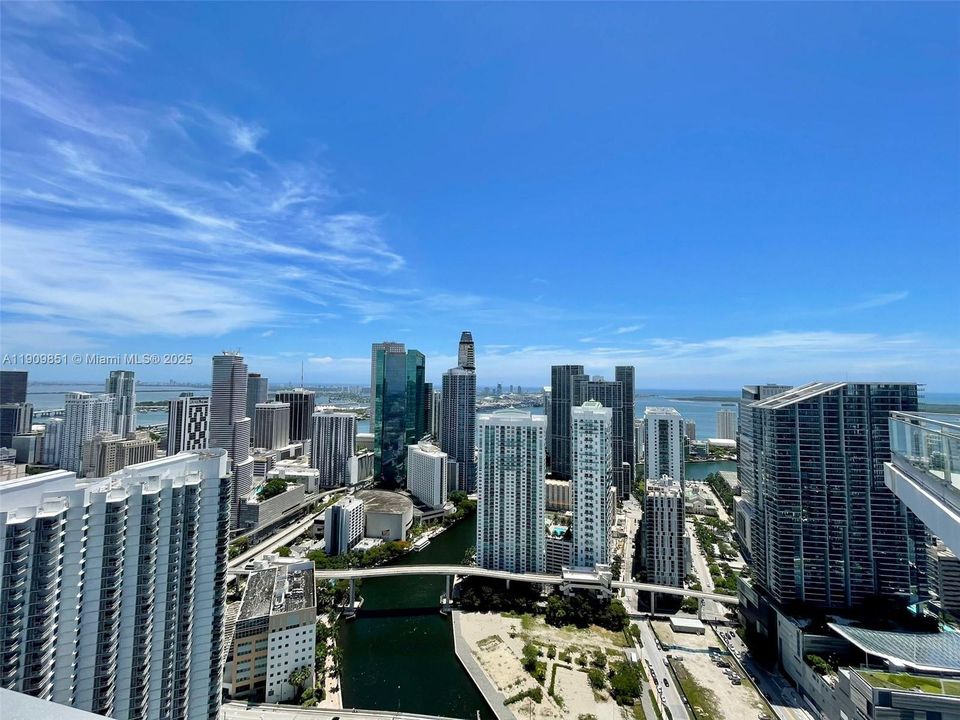 出租: $11,500 (2 贝兹, 3 浴室, 2107 平方英尺)