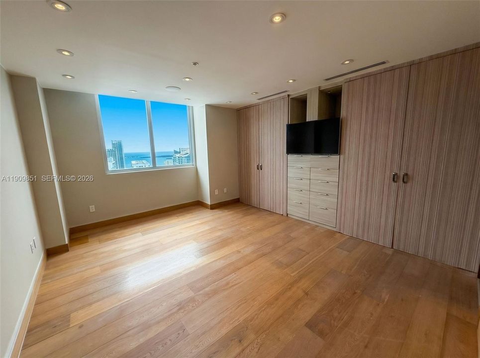 出租: $11,500 (2 贝兹, 3 浴室, 2107 平方英尺)