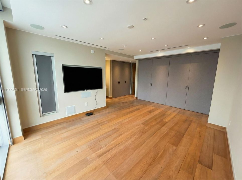 出租: $11,500 (2 贝兹, 3 浴室, 2107 平方英尺)