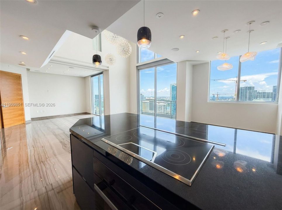 出租: $11,500 (2 贝兹, 3 浴室, 2107 平方英尺)