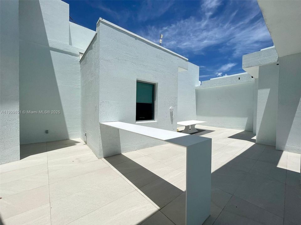 出租: $11,500 (2 贝兹, 3 浴室, 2107 平方英尺)