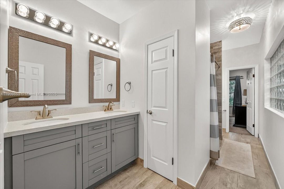 En Venta: $1,050,000 (3 camas, 2 baños, 2543 Pies cuadrados)