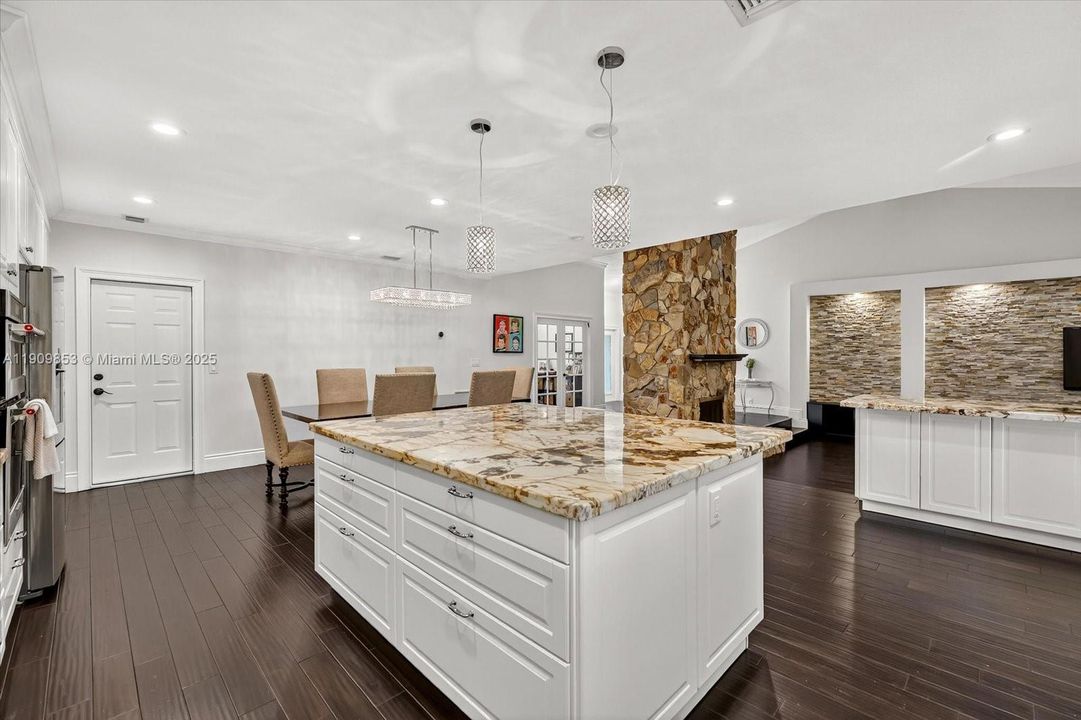 En Venta: $1,050,000 (3 camas, 2 baños, 2543 Pies cuadrados)