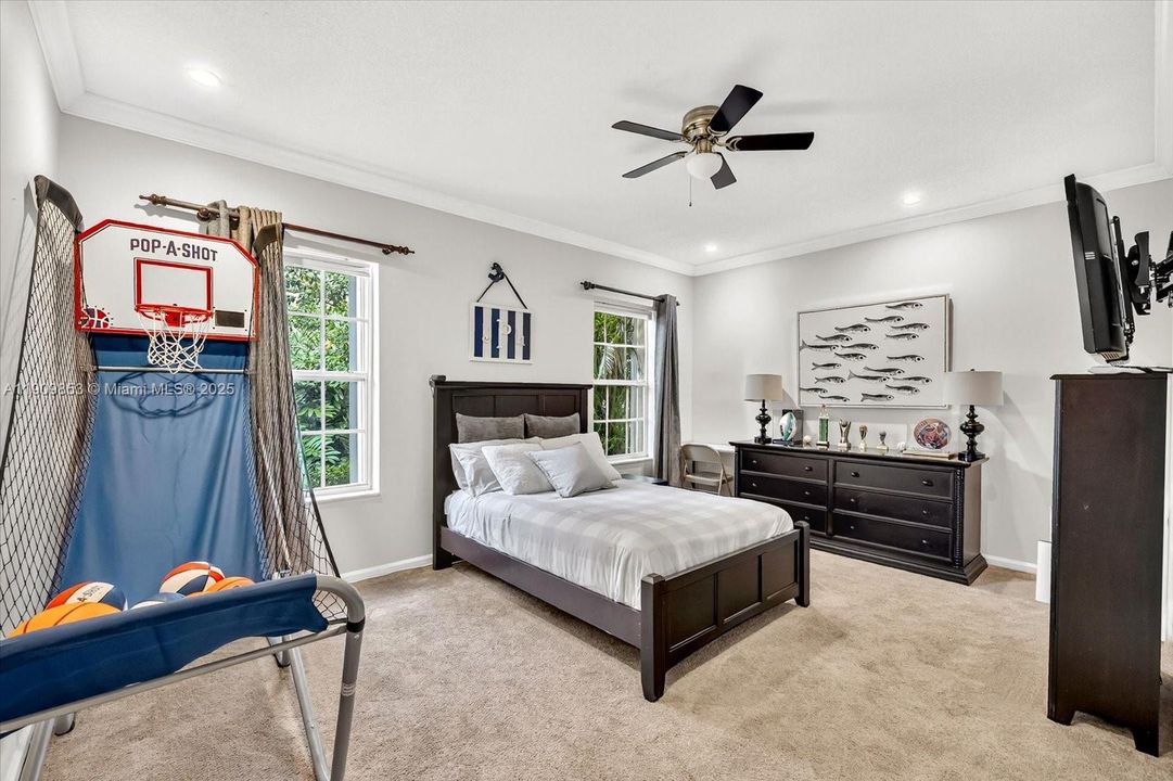 En Venta: $1,050,000 (3 camas, 2 baños, 2543 Pies cuadrados)