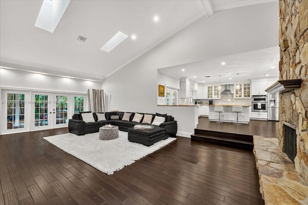 En Venta: $1,050,000 (3 camas, 2 baños, 2543 Pies cuadrados)