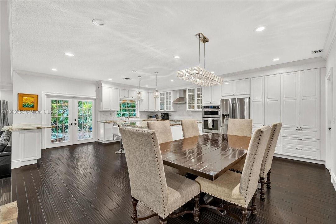 En Venta: $1,050,000 (3 camas, 2 baños, 2543 Pies cuadrados)