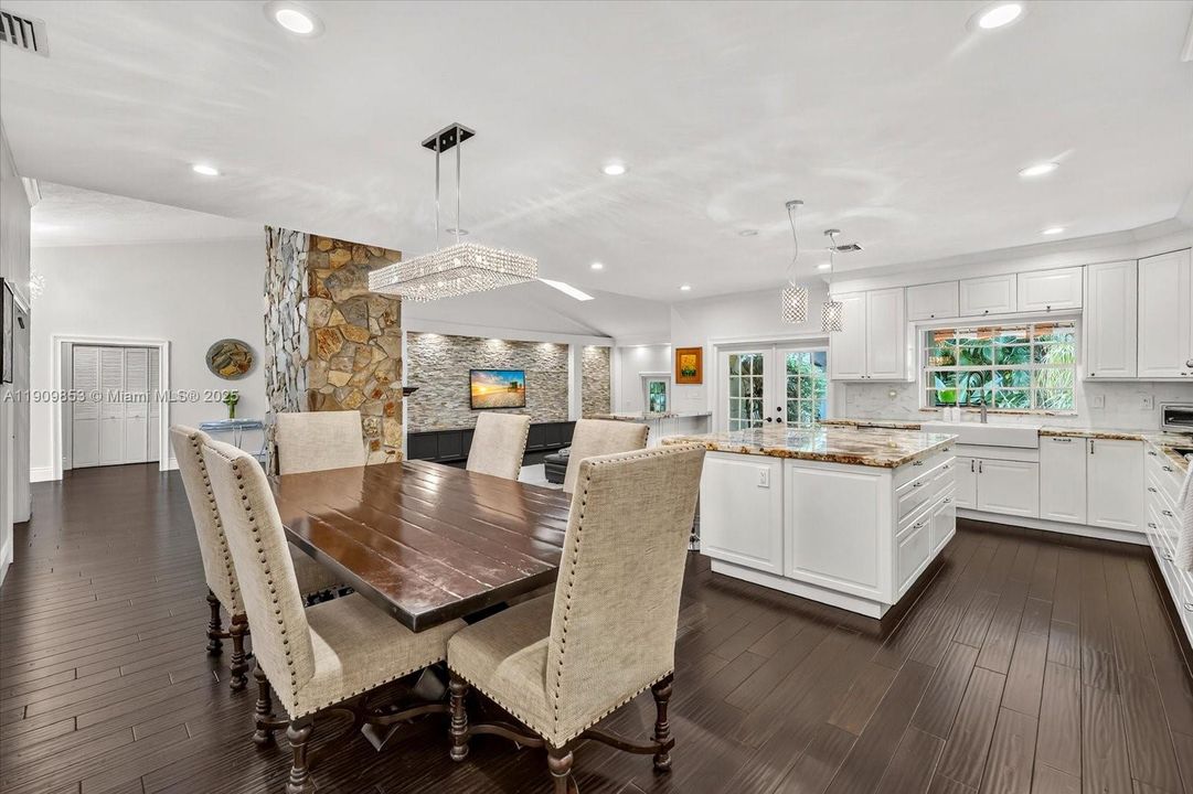 En Venta: $1,050,000 (3 camas, 2 baños, 2543 Pies cuadrados)