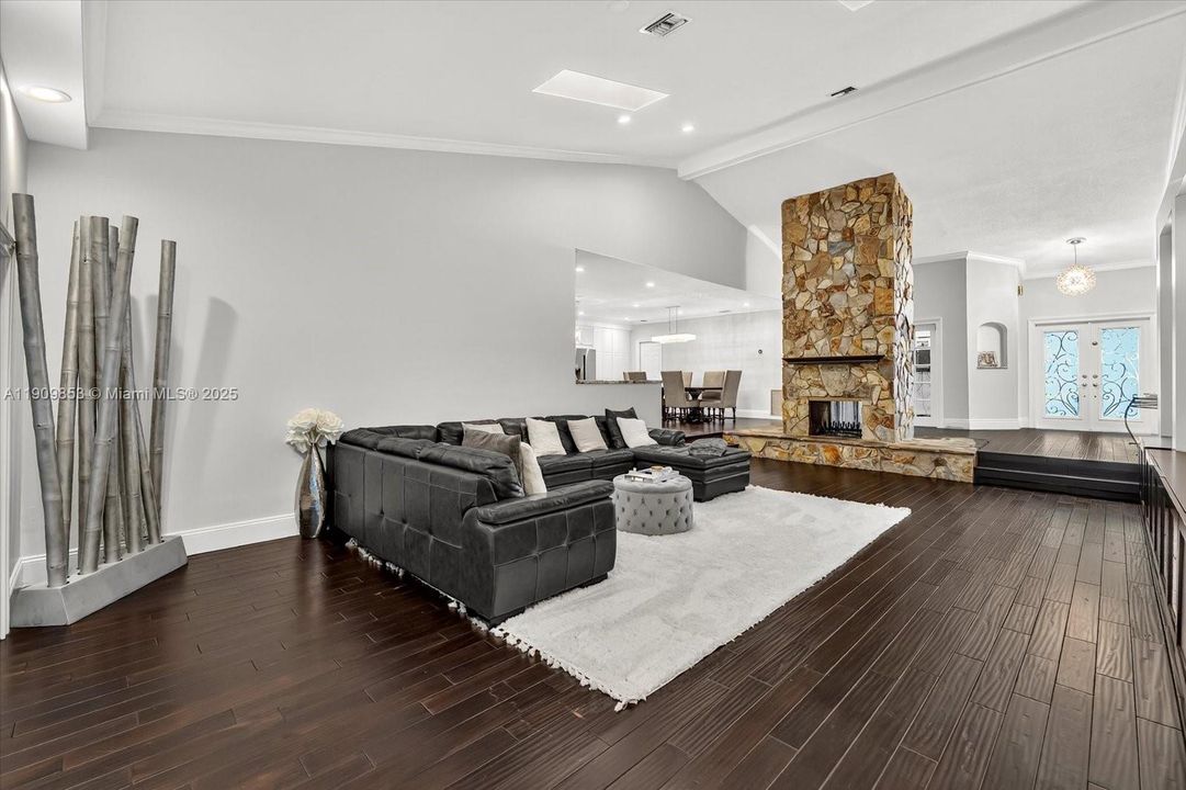 En Venta: $1,050,000 (3 camas, 2 baños, 2543 Pies cuadrados)