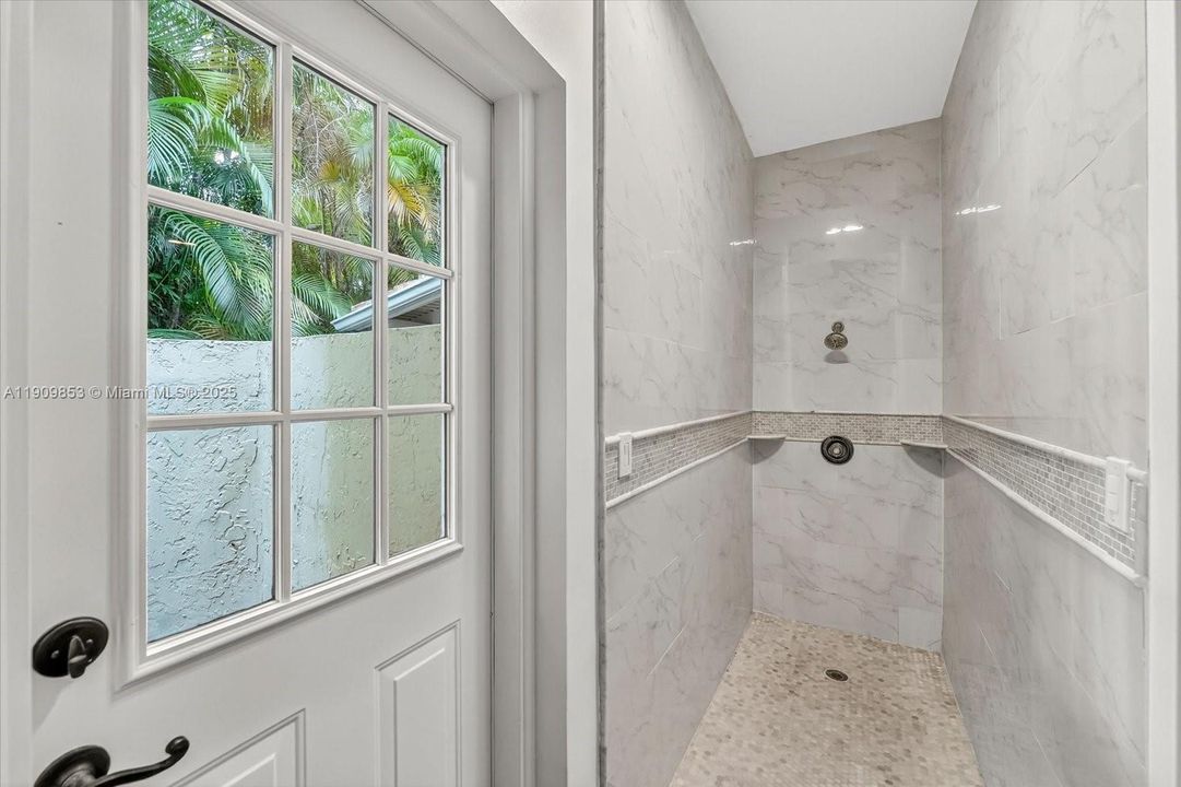 En Venta: $1,050,000 (3 camas, 2 baños, 2543 Pies cuadrados)