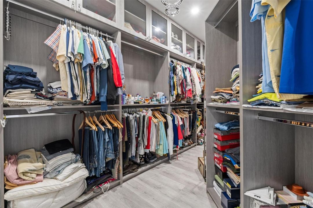 For Sale: $899,900 (5 beds, 3 baths, 3316 Square Feet)