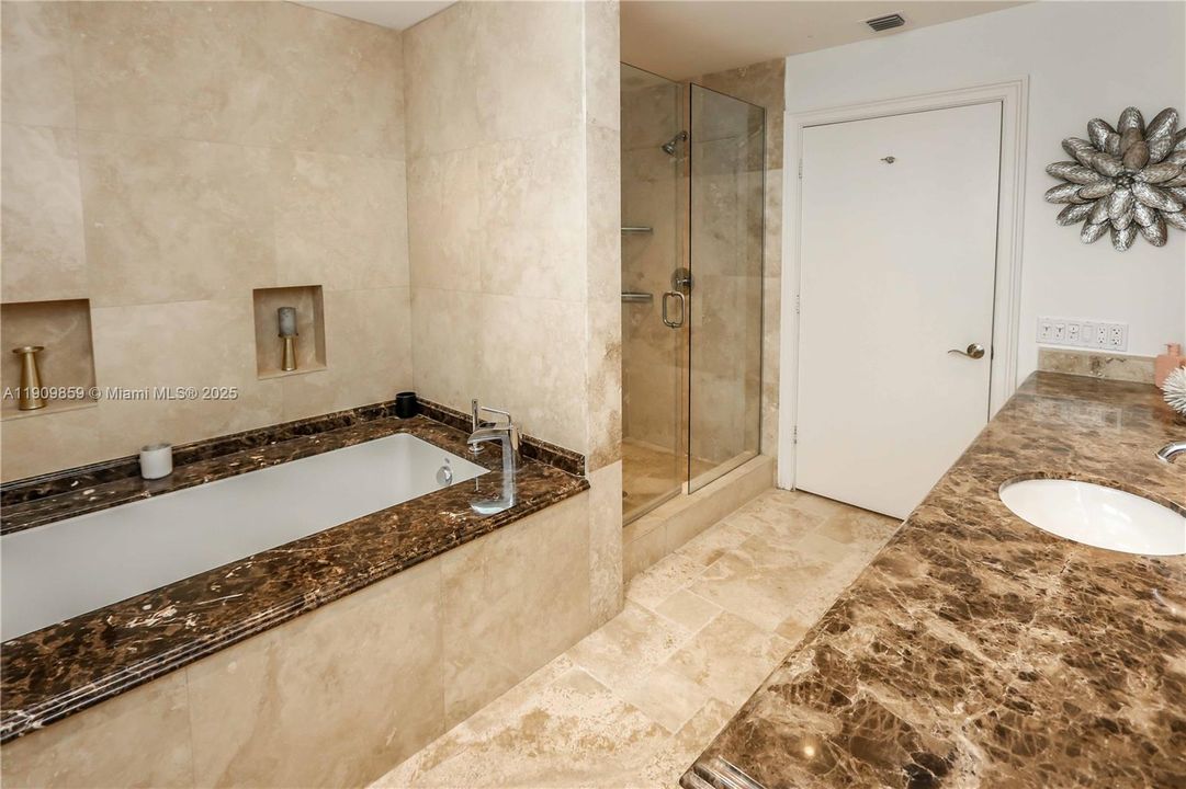 На продажу: $2,999,999 (5 спален, 2 ванн, 3537 Квадратных фут)