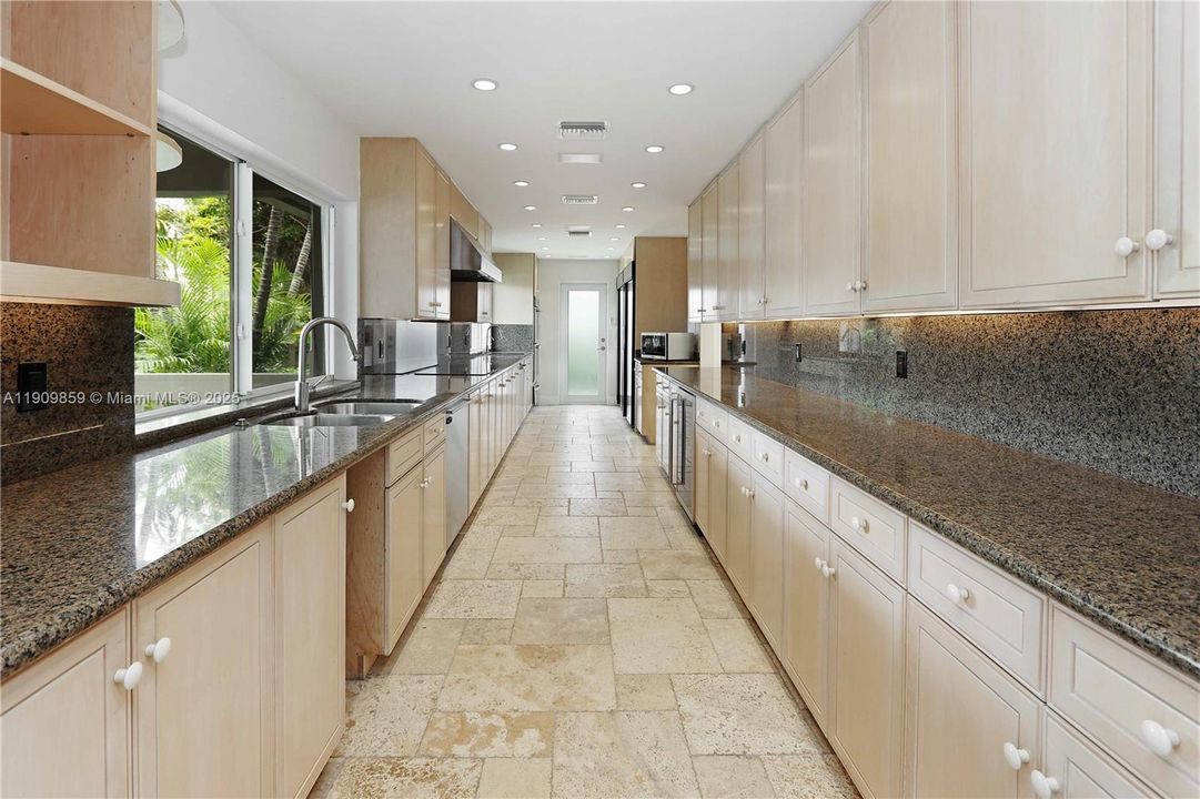 На продажу: $2,999,999 (5 спален, 2 ванн, 3537 Квадратных фут)