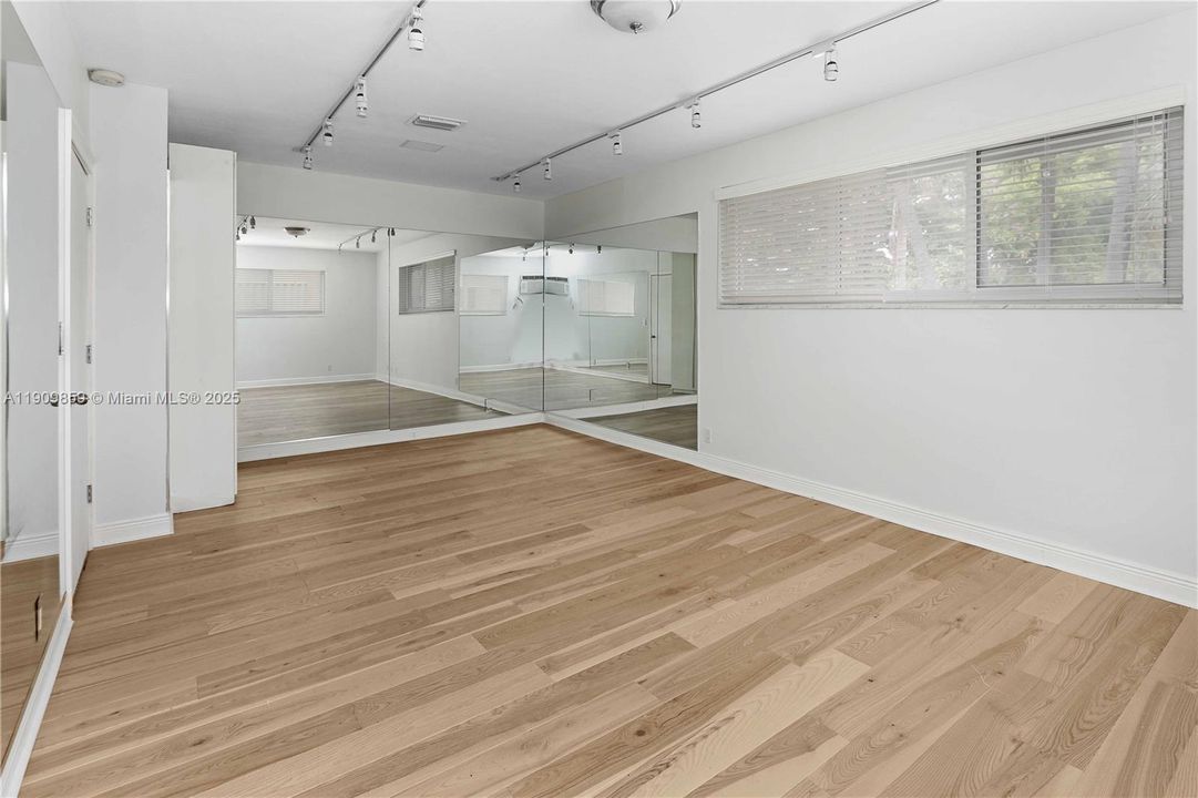 На продажу: $2,999,999 (5 спален, 2 ванн, 3537 Квадратных фут)