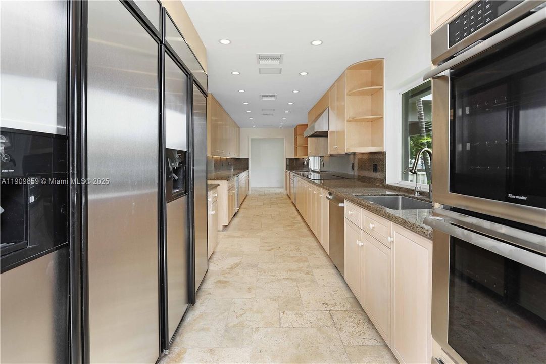 На продажу: $2,999,999 (5 спален, 2 ванн, 3537 Квадратных фут)