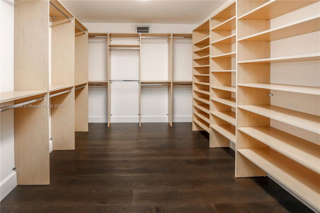 На продажу: $2,999,999 (5 спален, 2 ванн, 3537 Квадратных фут)