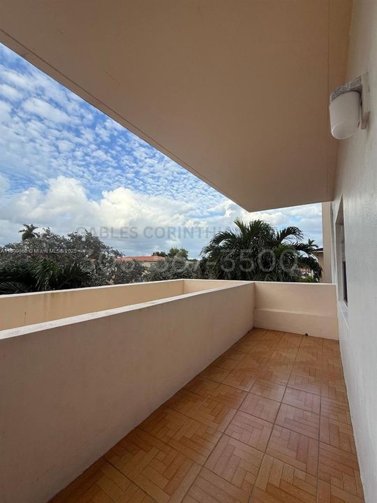 Под контрактом: $2,795 (2 спален, 2 ванн, 1000 Квадратных фут)