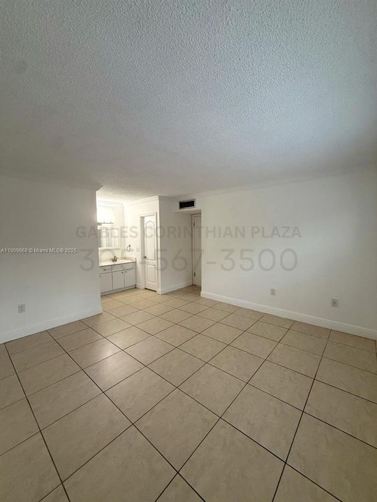 Под контрактом: $2,795 (2 спален, 2 ванн, 1000 Квадратных фут)