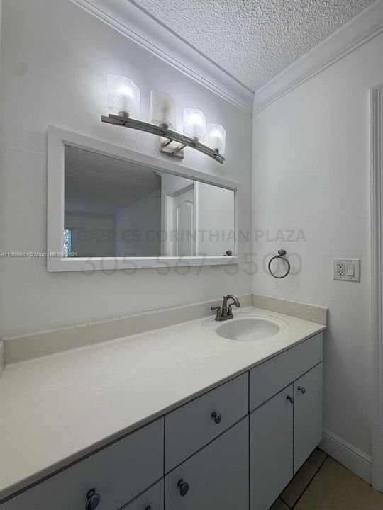 Под контрактом: $2,795 (2 спален, 2 ванн, 1000 Квадратных фут)