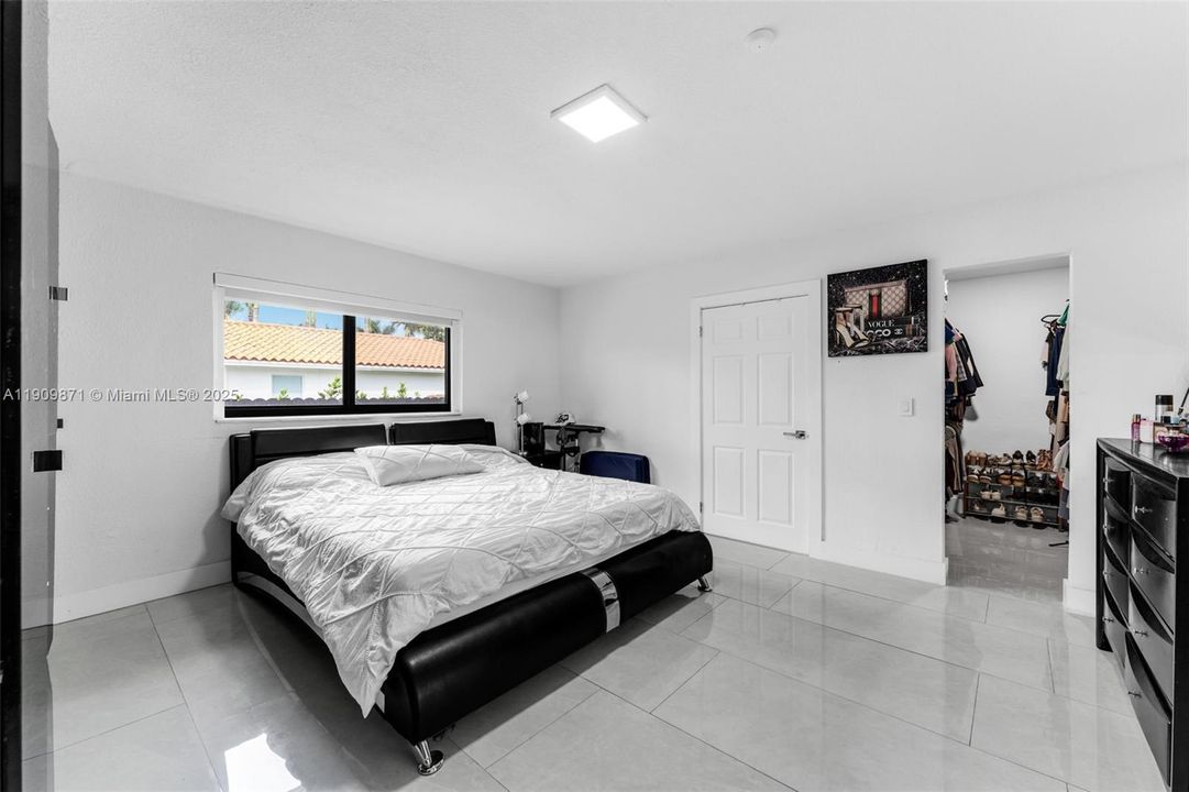 出租: $9,250 (5 贝兹, 3 浴室, 2191 平方英尺)